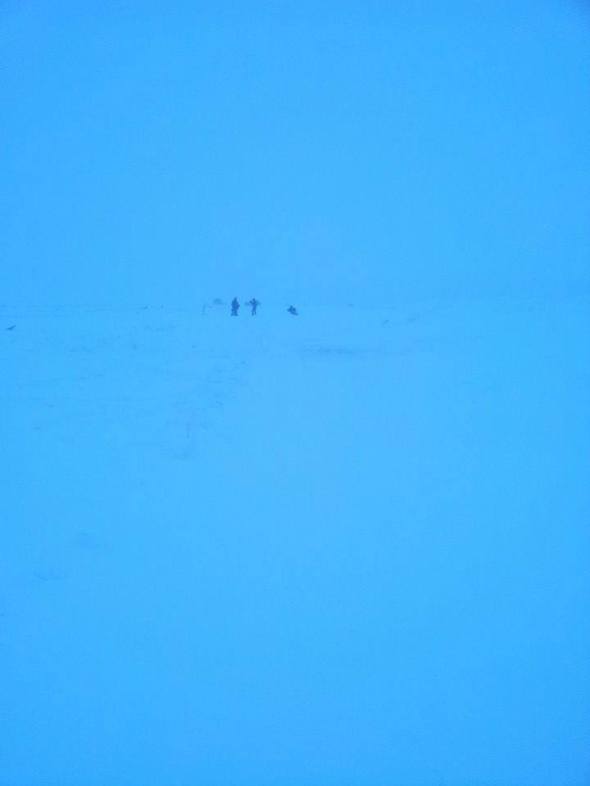 Robert Ostrom, qui siamo a 20 chilometri da Nome, chi ha detto che non c'è neve? Con RJ Sauer e Andy Heading.